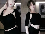 Menina chinesa perfeita dançando sexy