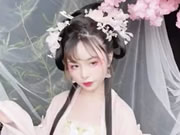 Linda menina chinesa tirando fotos